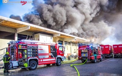 Höchste Alarmstufe bei Großbrand nach Explosion in Müllentsorgungsbetrieb in Hörsching!